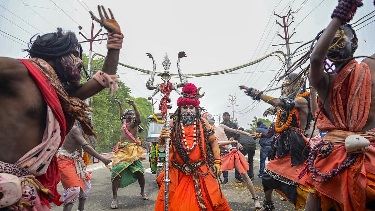 PHOTOS | ಮಹಾ ಕುಂಭಮೇಳ: ವಿವಿಧ ವೇಷದಲ್ಲಿ ಪ್ರಯಾಗ್‌ರಾಜ್ ಪ್ರವೇಶಿಸಿದ ಸಾಧುಗಳು