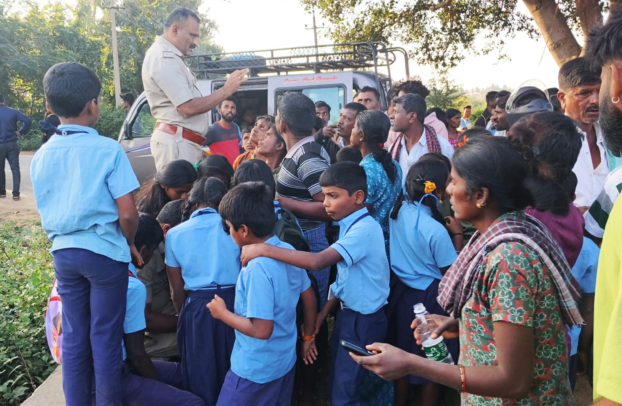 ಗಾಬರಿಗೊಂಡಿದ್ದ ವಿದ್ಯಾರ್ಥಿಗಳನ್ನು ಸಂತೈಸಿದ ಪೊಲೀಸರು ಹಾಗೂ ಸ್ಥಳೀಯರು