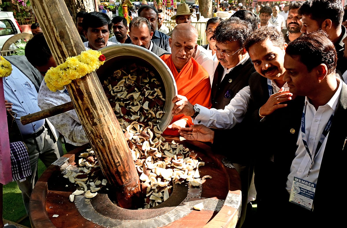 ಜಗದ ಜ್ಞಾನದೊಂದಿಗೆ ಹೆಜ್ಜೆ ಹಾಕಿ: ನಿರ್ಮಲಾನಂದನಾಥ ಸ್ವಾಮೀಜಿ