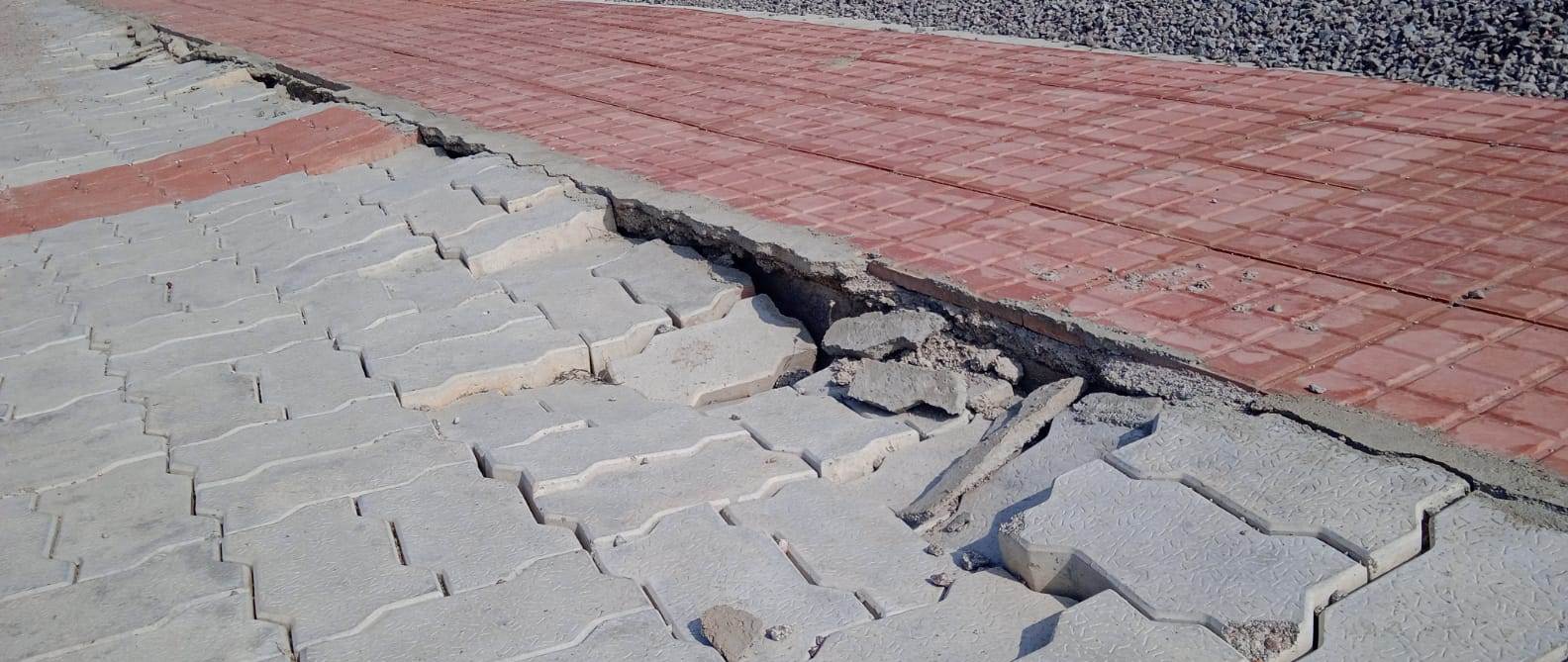 ಕುಷ್ಟಗಿ ರೈಲ್ವೆ ನಿಲ್ದಾಣದಲ್ಲಿನ ಪಾದಚಾರಿ ದಾರಿಯ ಪೇವರ್ಸ್‌ಗಳು ಕುಸಿದಿರುವುದು