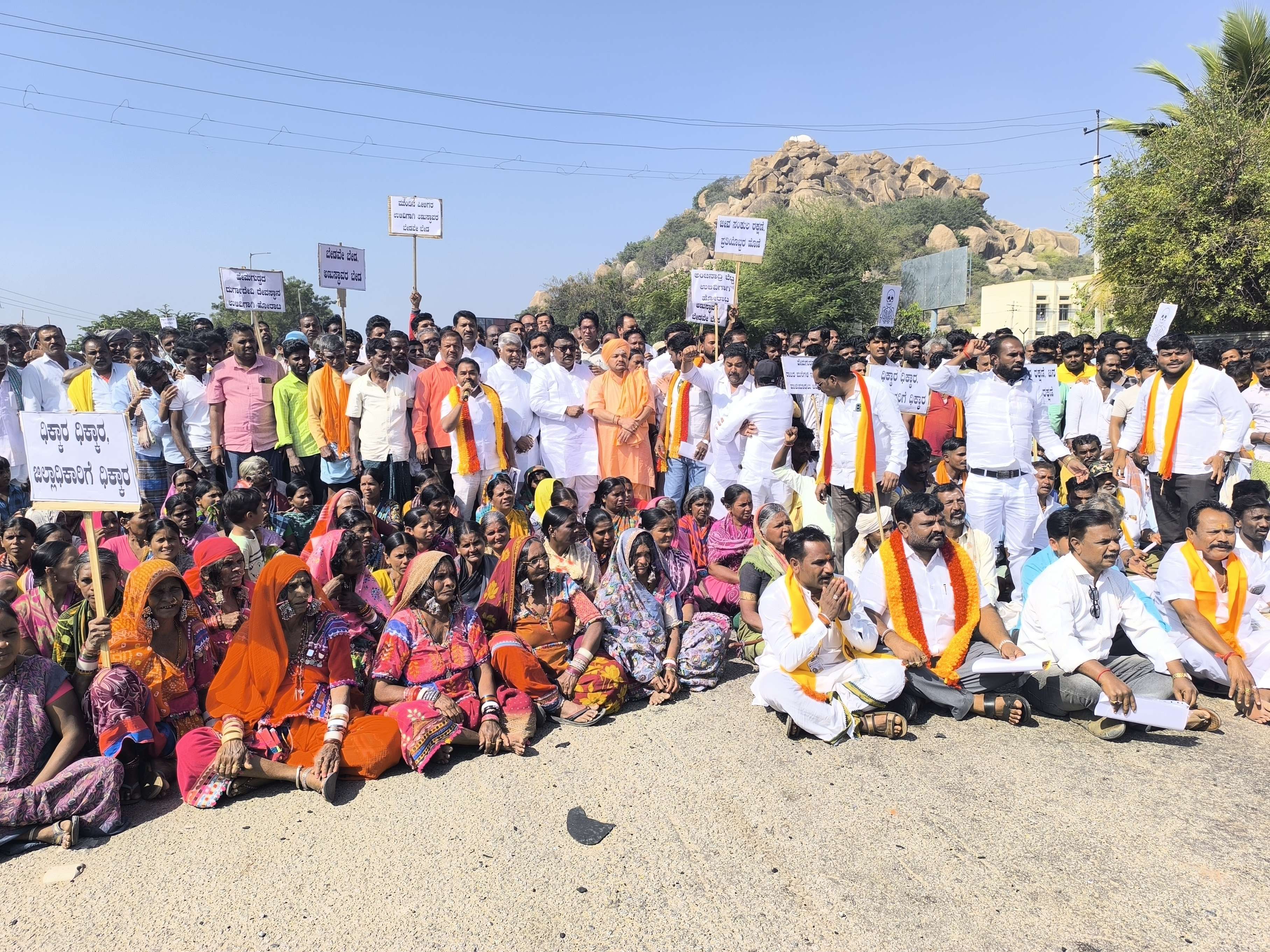 ಗಂಗಾವತಿ ತಾಲ್ಲೂಕಿನ ಹೇಮ ಗುಡ್ಡದ ಟೋಲ್ ಬಳಿ ಶನಿವಾರ ಪರಮಾಣು ವಿದ್ಯುತ್ ಸ್ಥಾವರ ನಿರ್ಮಾಣ ವಿರೋ ಧಿಸಿ ಹೋರಾಟ ಸಮಿತಿ ನೇತೃತ್ವದಲ್ಲಿ ವಿವಿಧ ಗ್ರಾಮಗಳ ಗ್ರಾಮಸ್ಥರು ಸಂಘಟನೆಗಳ ಪದಾಧಿಕಾರಿಗಳು ಜನಪ್ರತಿನಿಧಿ ಗಳು ರಾಷ್ಟ್ರೀಯ ಹೆದ್ದಾರಿ ತಡೆದುಪ್ರತಿಭಟನೆ ನಡೆಸಿದರು