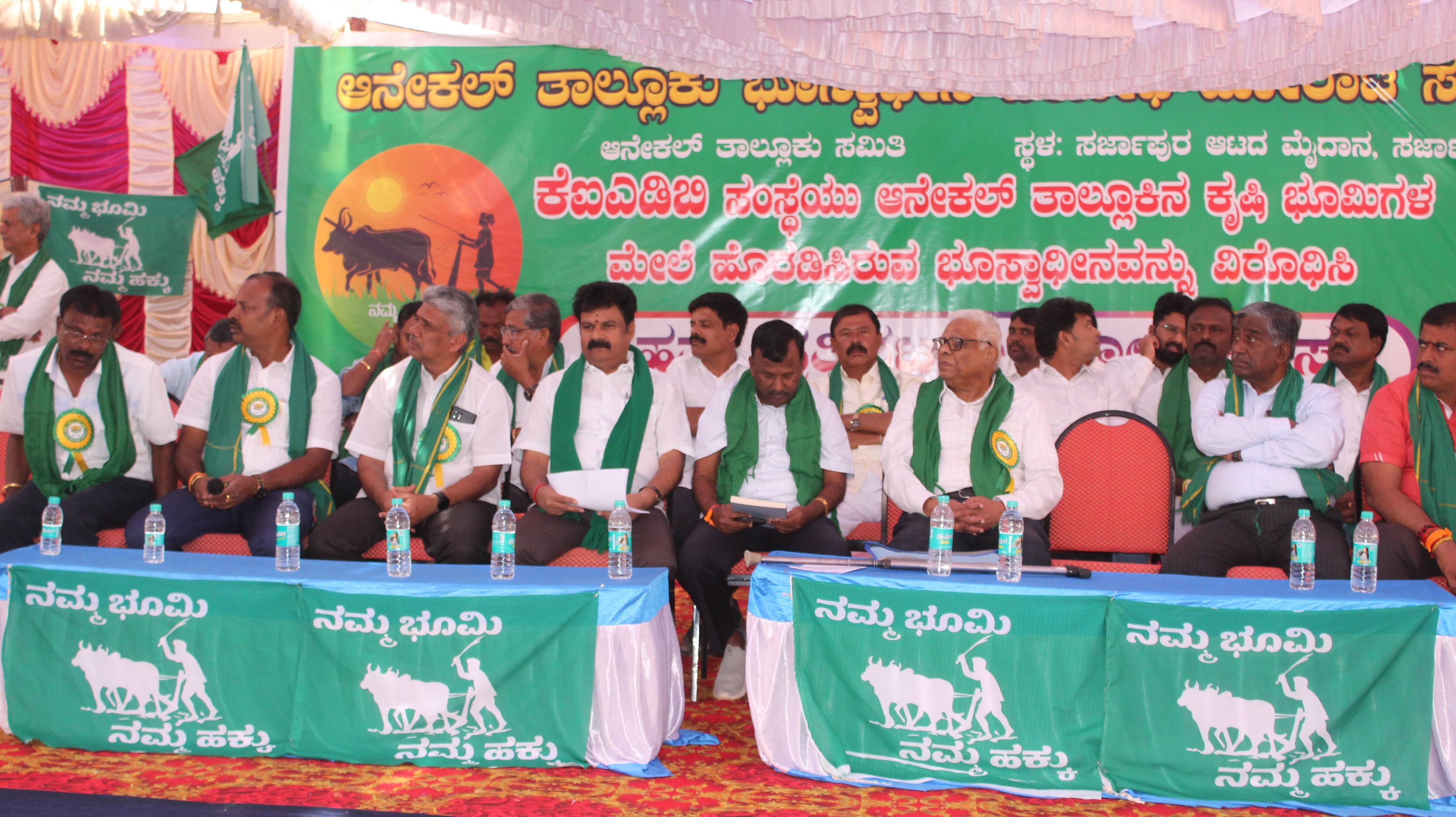 ಆನೇಕಲ್ ತಾಲ್ಲೂಕಿನ ಸರ್ಜಾಪುರದಲ್ಲಿ ತಾಲ್ಲೂಕು ಭೂಸ್ವಾಧೀನ ವಿರೋಧಿ ಹೋರಾಟ ಸಮಿತಿ ಆಯೋಜಿಸಿದ್ದ ರೈತರ ಸಮಾವೇಶದಲ್ಲಿ ಪಾಲ್ಗೊಂಡಿದ್ದ ಮುಖಂಡರು