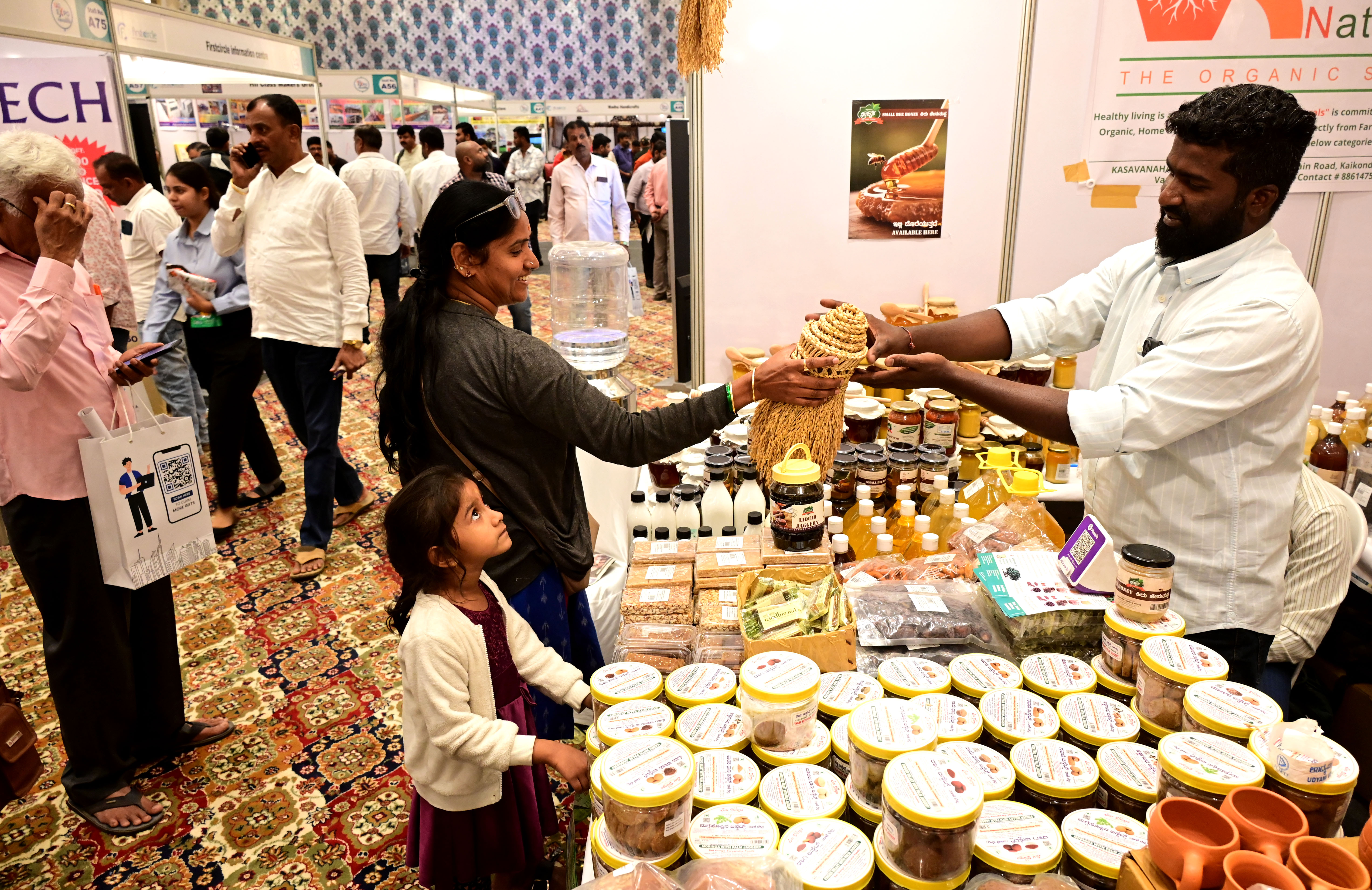 ಮಳಿಗೆಗಳಿಗೆ ಶನಿವಾರ ಆಸಕ್ತರು ಭೇಟಿ ನೀಡಿದರು
ಪ್ರಜಾವಾಣಿ ಚಿತ್ರ