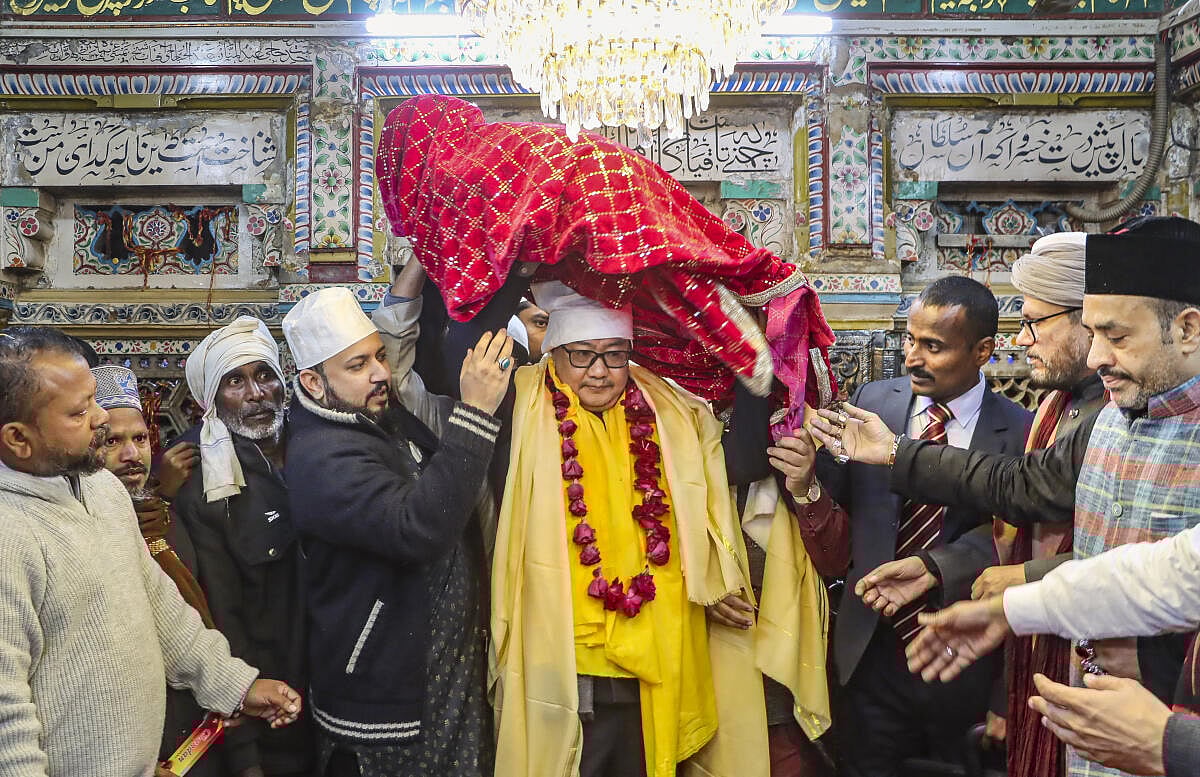 ಪ್ರಧಾನಿ ಮೋದಿ ಪರವಾಗಿ ಅಜ್ಮೀರ್ ದರ್ಗಾಕ್ಕೆ ಚಾದರ್ ಅರ್ಪಿಸಿದ ಸಚಿವ ಕಿರಣ್ ರಿಜಿಜು