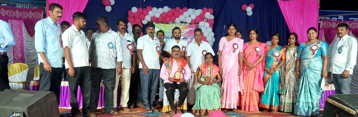 ಕರ್ತವ್ಯ ನಿರ್ವಹಿಸಿ ವಯೋನಿವೃತ್ತಿ ಹೊಂದಿದ ಸಾವಿತ್ರಿ.ಎಂ ಹಾಗೂ ರಾಘವೇಂದ್ರ ಇವರನ್ನು ಸನ್ಮಾನಿಸಿಸುತ್ತಿರುವುದು.