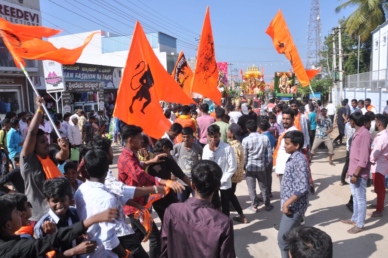 ಕೊಳ್ಳೇಗಾಲ ಹನುಮ ಜಯಂತಿ ಪ್ರಯುಕ್ತ ಯುವಕರು ಕುಣಿದು ಕುಪ್ಪಳಿಸಿದರು