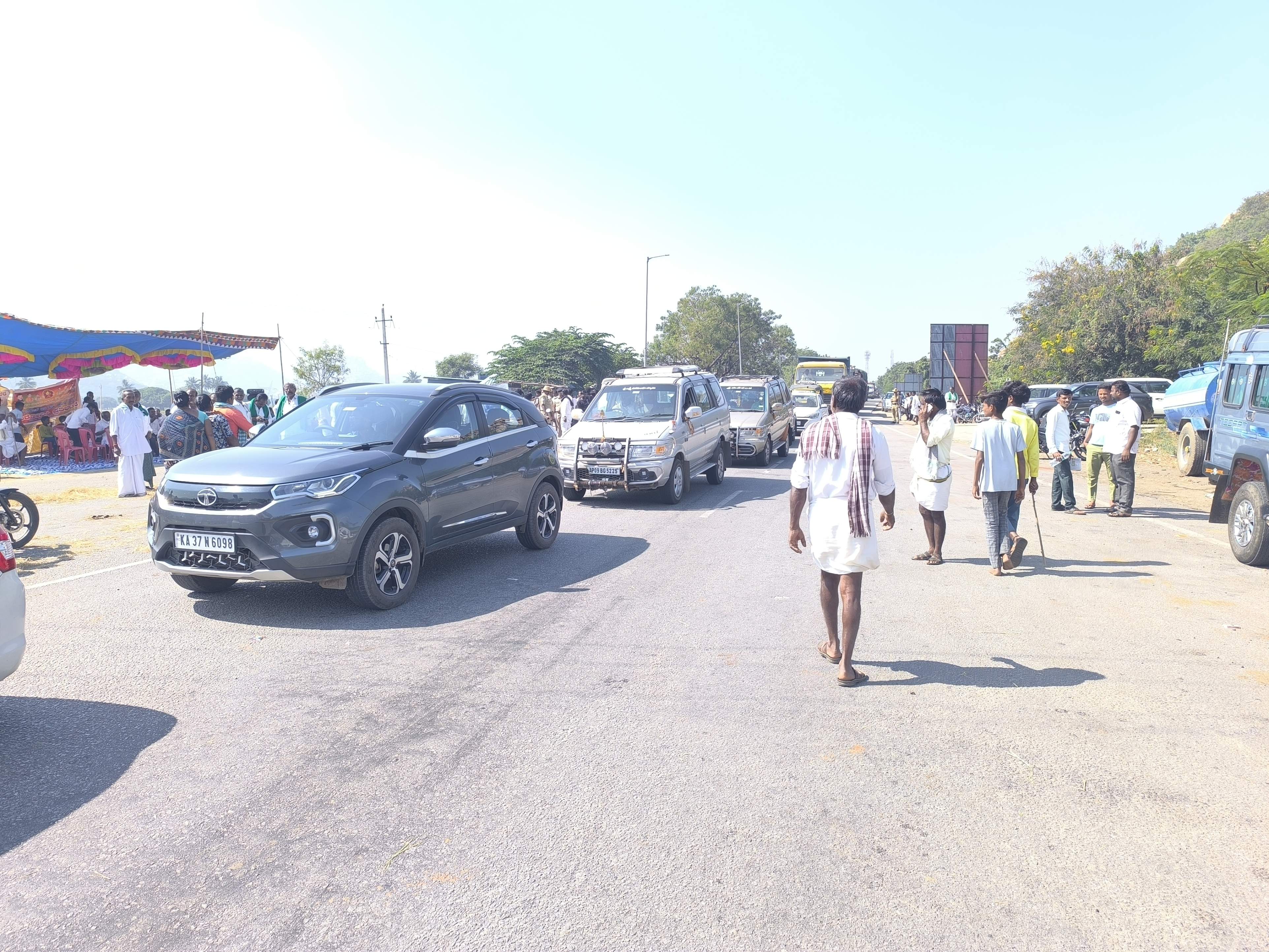 ಪರಮಾಣು ವಿದ್ಯುತ್ ಸ್ಥಾವರ ನಿರ್ಮಾಣ ವಿರೋಧಿಸಿ ಹೇಮ ಗುಡ್ಡದ ಟೋಲ್ ಬಳಿ ಶನಿವಾರ ರೈತರೊಬ್ಬರು ಎತ್ತಿನ ಬಂಡಿ ಯಲ್ಲಿ ನಿಂತು ನಾಮಫಲಕ ಇಡಿದು ಪ್ರತಿಭಟನೆ ನಡೆಸಿದರು