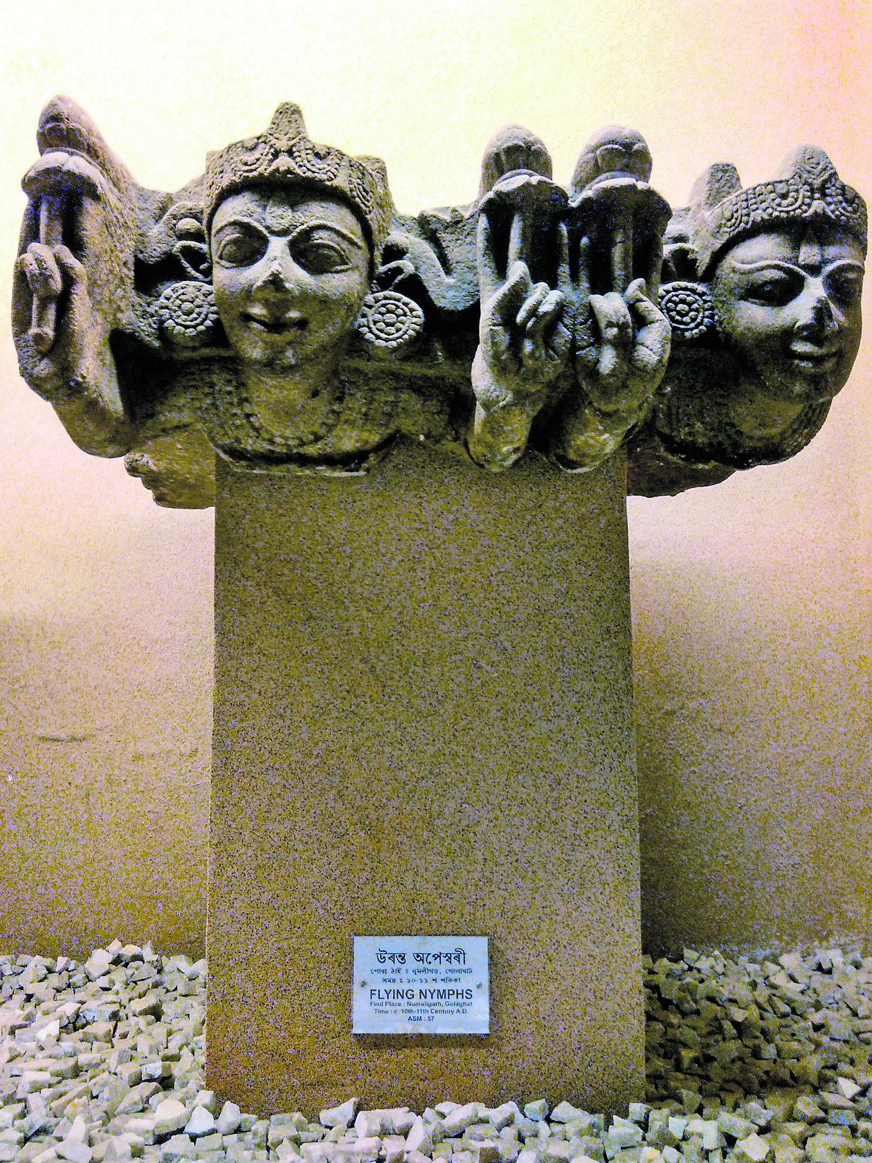 ಹಾರುವ ವನದೇವತೆಯ ಶಿಲ್ಪಕಲಾಕೃತಿ