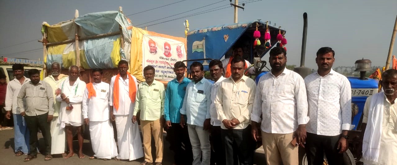 ಕಾರಟಗಿ ಸಮೀಪದ ನಾಗನಕಲ್‌ ಬೇವಿನಾಳ ಗ್ರಾಮಸ್ಥರು ಕೊಪ್ಪಳ ಗವಿಮಠದ ಜಾತ್ರೆಯ ದಾಸೋಹಕ್ಕೆ ರೊಟ್ಟಿ ಆಹಾರ ಪದಾರ್ಥಗಳನ್ನು ಶನಿವಾರ ಕಳುಹಿಸಿದರು