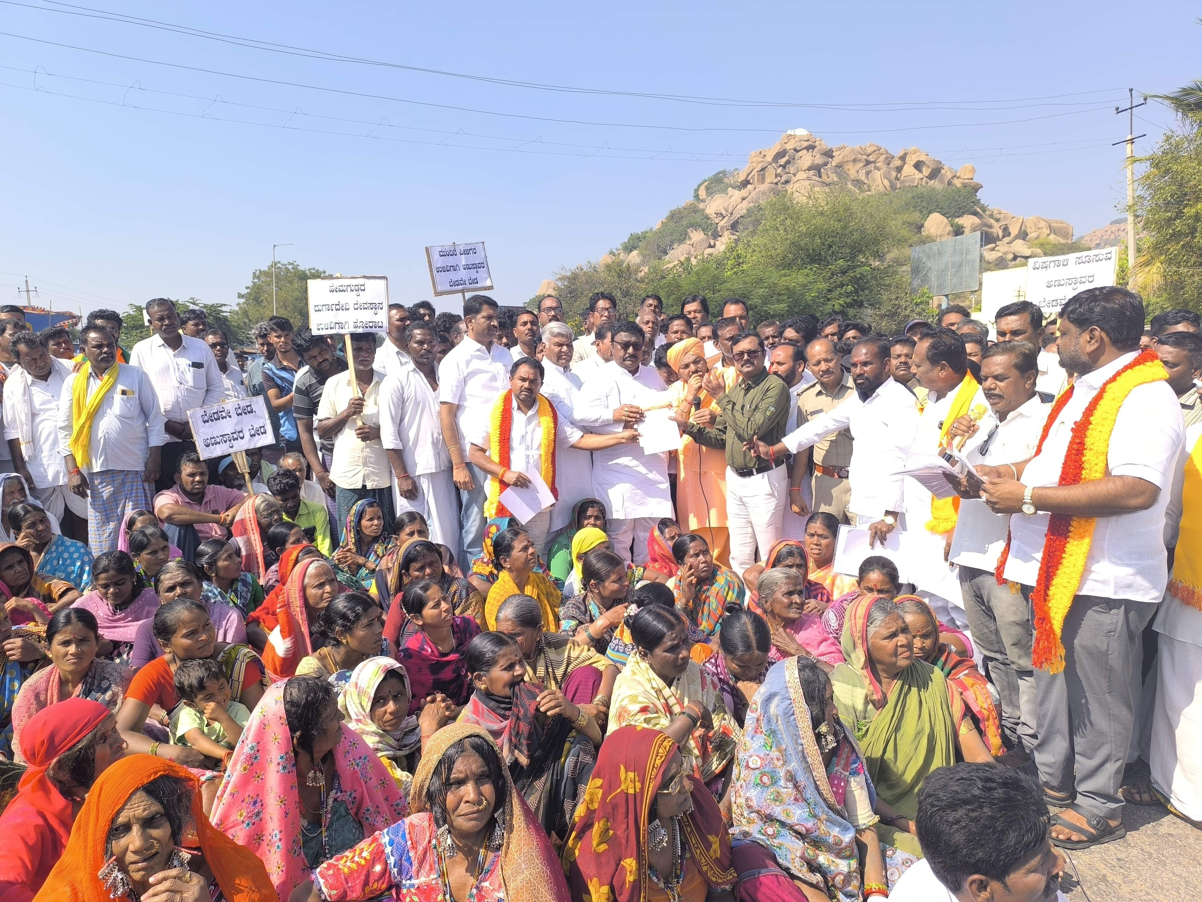 ಗಂಗಾವತಿ ತಾಲ್ಲೂಕಿನ ಹೇಮ ಗುಡ್ಡದ ಟೋಲ್ ಬಳಿ ಶನಿವಾರ ಪರಮಾಣು ವಿದ್ಯುತ್ ಸ್ಥಾವರ ನಿರ್ಮಾಣ ವಿರೋ ಧಿಸಿ ಹೋರಾಟ ಸಮಿತಿ ಸೇರಿ ವಿವಿಧ ಸಂಘಟನೆಗಳ ಪದಾಧಿಕಾರಿಗಳು ತಹಶೀಲ್ದಾರರಿಗೆ ಮನವಿ ಸಲ್ಲಿಸಿದರು.