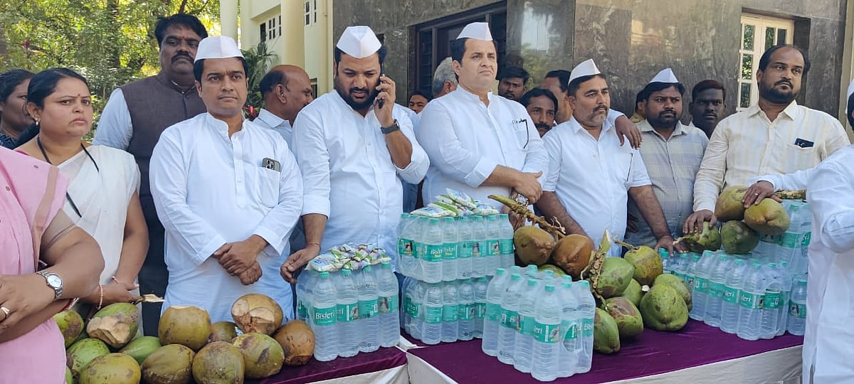 ಪ್ರಿಯಾಂಕ್ ಮನೆಗೆ ಮುತ್ತಿಗೆ; ಕೈ ಕಾರ್ಯಕರ್ತರಿಂದ ಬಿಜೆಪಿಗರಿಗೆ ಮಜ್ಜಿಗೆ, ಎಳನೀರು