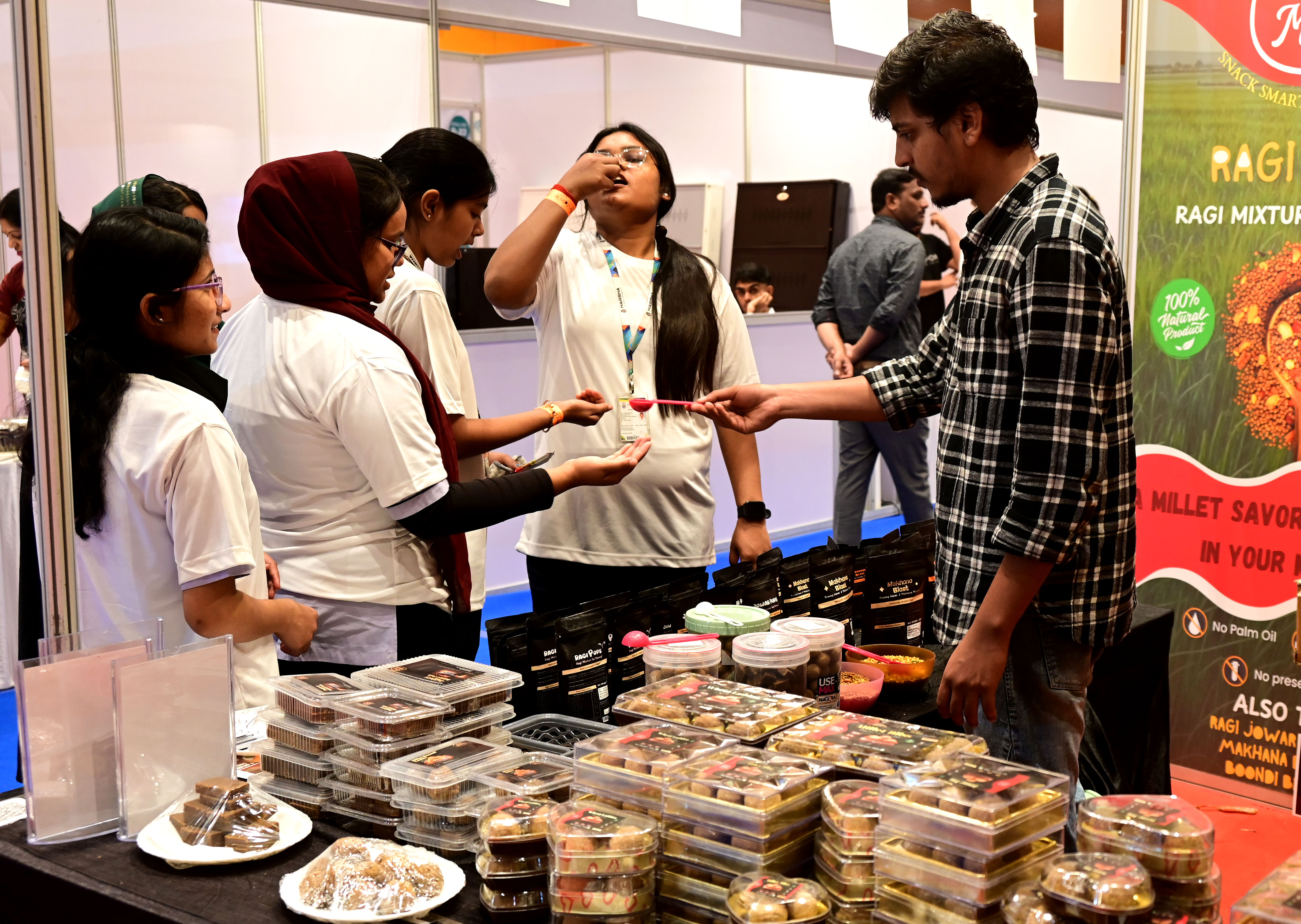 ಪ್ರದರ್ಶನ ಮಳಿಗೆಗಳಿಗೆ ಭೇಟಿ ನೀಡಿದ ಜನರು  ಮೊದಲು ಸವಿ ಪರೀಕ್ಷಿಸಿದರು
ಪ್ರಜಾವಾಣಿ ಚಿತ್ರ