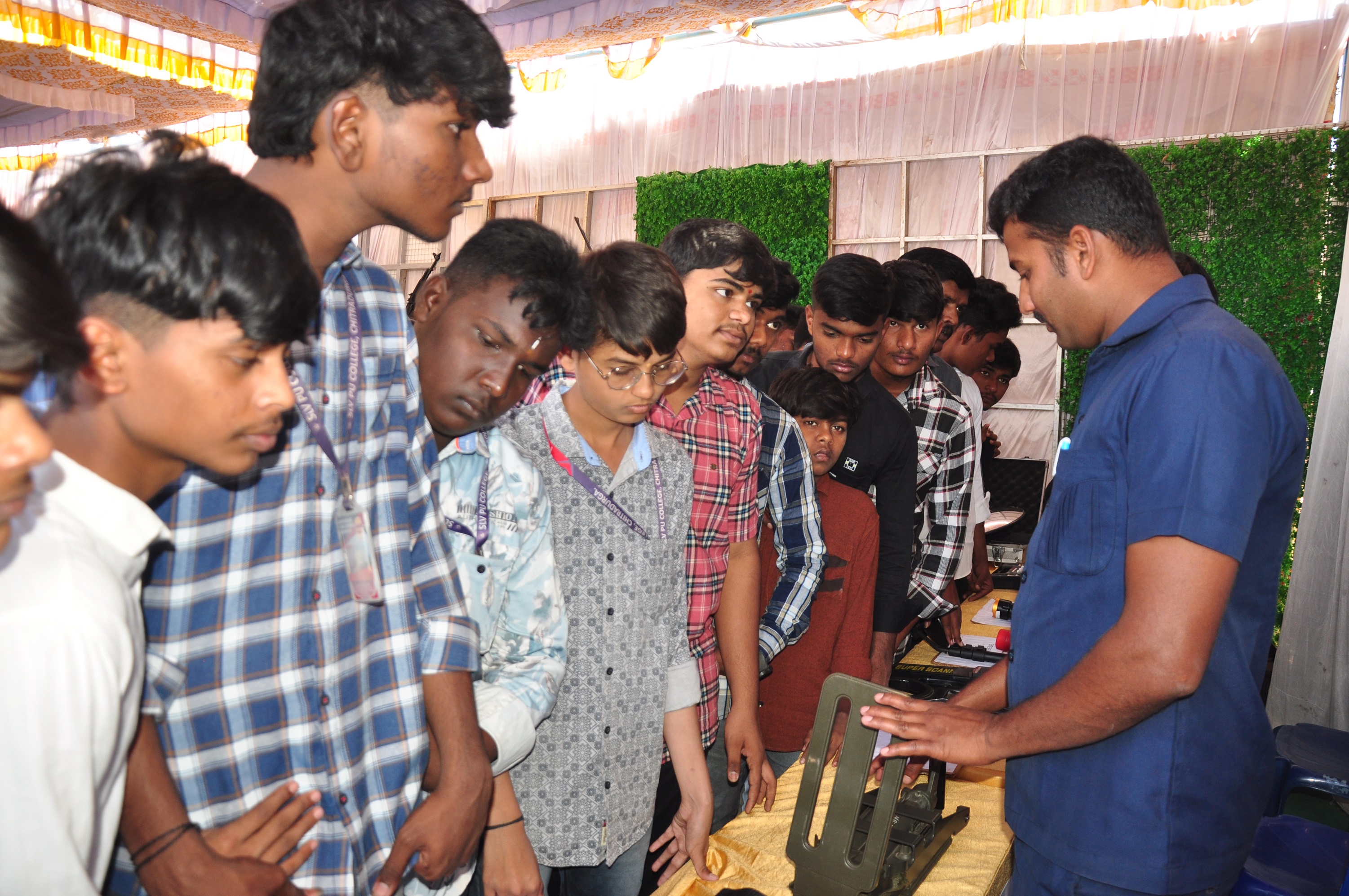 ಅಪರಾಧ ಪ್ರಕರಣಗಳ ಬಗ್ಗೆ ಪೊಲೀಸ್‌ ಸಿಬ್ಬಂದಿ ಯುವಕರಿಗೆ ಜಾಗೃತಿ ಮೂಡಿಸಿದರು