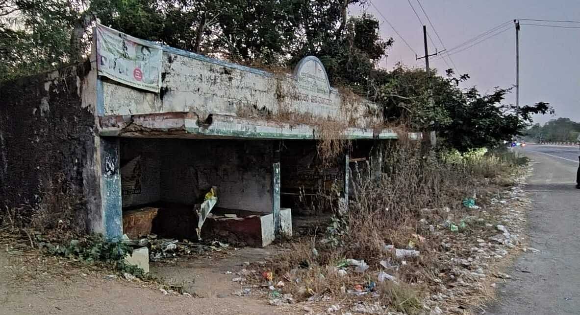 ಪಾಳು ಬಿದ್ದ ಬಸ್‌ ತಂಗುದಾಣ: ರಾಯಚೂರು ವಿ.ವಿ ವಿದ್ಯಾರ್ಥಿಗಳಿಗೆ ಗೋಳು