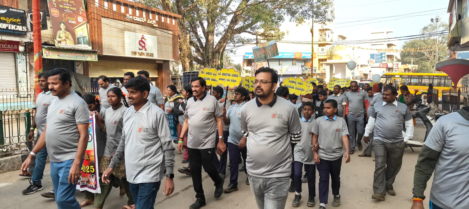 ಜಿಲ್ಲಾ ಮಟ್ಟದ ಸಾವಯವ ಸಿರಿಧಾನ್ಯಗಳ ನಡಿಗೆ 2025 ಕಾರ್ಯಕ್ರಮದಲ್ಲಿ ಭಾಗವಹಿಸಿದ್ದ ವಿದ್ಯಾರ್ಥಿಗಳು ಅಧಿಕಾರಿಗಳು ಮತ್ತು ಸಾರ್ವಜನಿಕರು.
