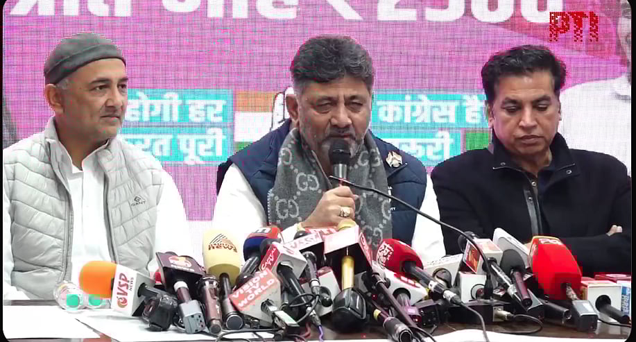 ದೆಹಲಿ: ಮಹಿಳೆಯರಿಗೆ ತಿಂಗಳಿಗೆ ₹2,500; ಕಾಂಗ್ರೆಸ್ ಗ್ಯಾರಂಟಿ ಘೋಷಿಸಿದ ಡಿಕೆಶಿ