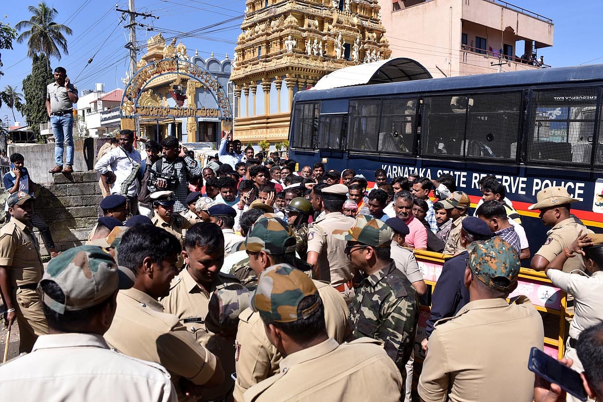 ಚಿಕ್ಕಮಗಳೂರು: ದರ್ಗಾ ಆವರಣದಲ್ಲಿ ಟೈಲ್ಸ್‌ ಅಳವಡಿಕೆಗೆ ವಿರೋಧ