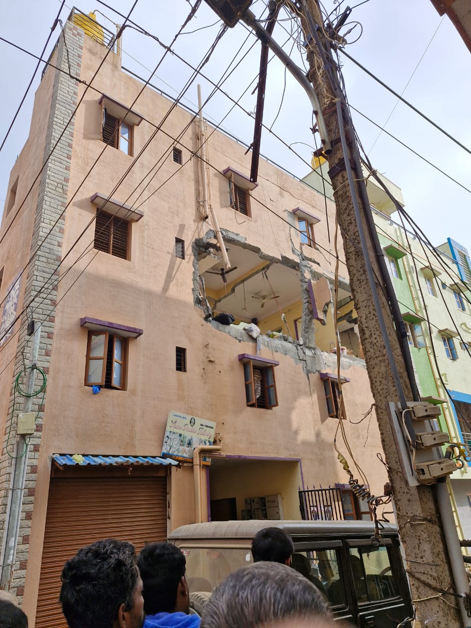 ಸಿಲಿಂಡರ್‌ ಸ್ಪೋಟದಿಂದಾಗಿ ಮನೆಯ ಗೋಡೆ ಹಾನಿಯಾಗಿರುವುದು