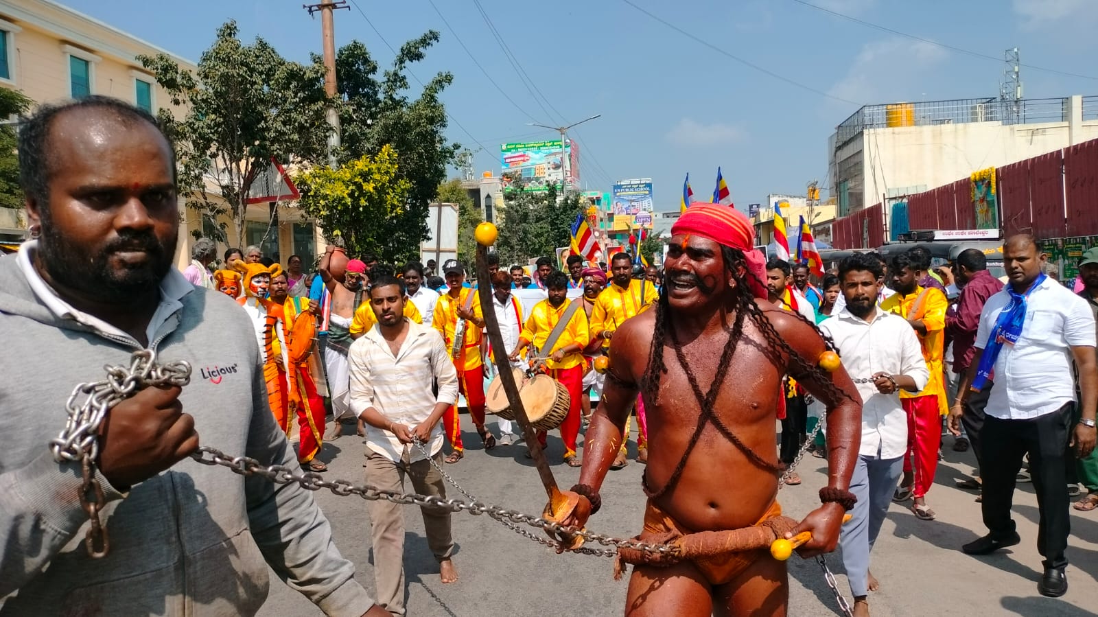 ಮೆರವಣಿಗೆಯಲ್ಲಿ ಪಾಲ್ಗೊಂಡಿರುವ ಕಲಾತಂಡಗಳು