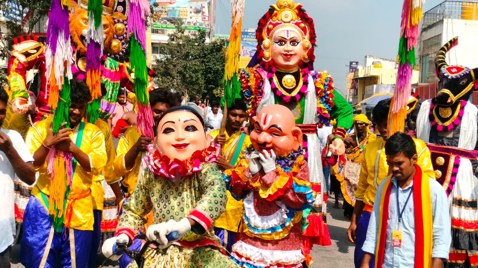 ಮೆರವಣಿಗೆಯಲ್ಲಿ ಸೆಳೆದ ಕಲಾತಂಡಗಳು