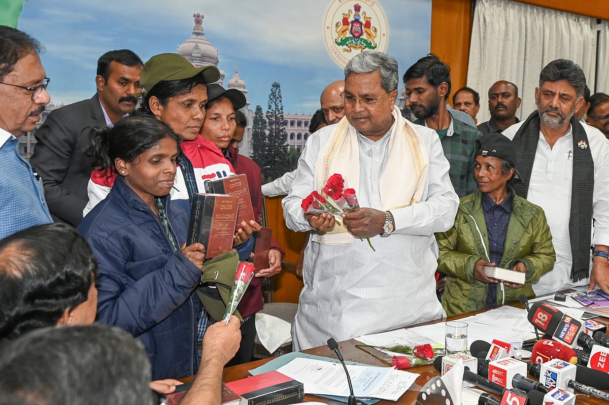ಮುಖ್ಯಮಂತ್ರಿ ಸಿದ್ದರಾಮಯ್ಯ ಎದುರು 6 ಜನ ನಕ್ಸಲರು ಶರಣಾಗತಿ