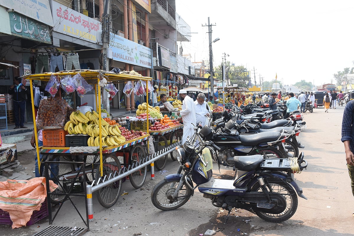 ಪ್ರಜಾವಾಣಿ ವರದಿ ಪರಿಣಾಮ; ಬೀದಿ ಬದಿ ವ್ಯಾಪಾರಿಗಳಿಗೆ ಸ್ಥಳ ನಿಗದಿ!