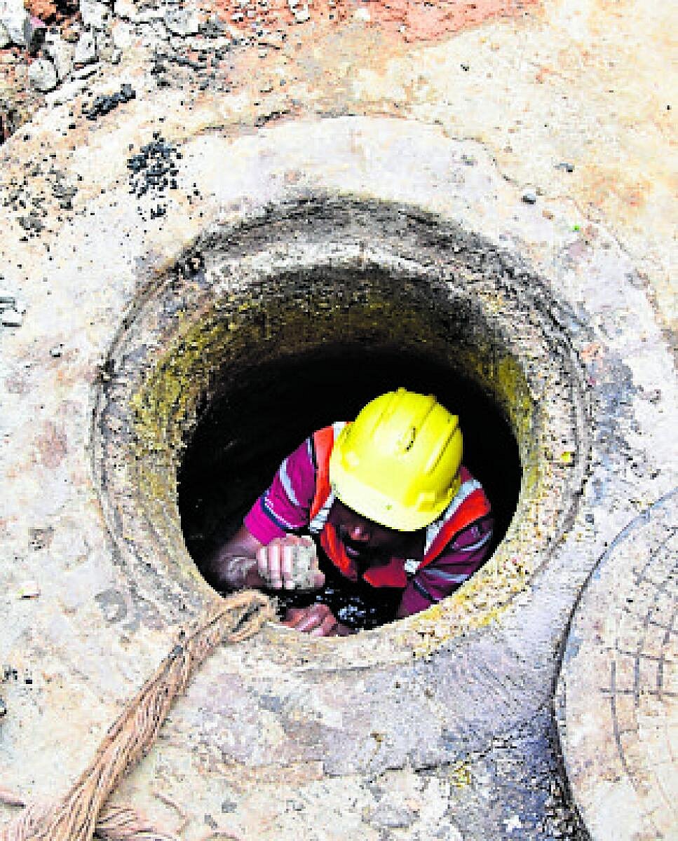 ಚಿಕ್ಕಬಳ್ಳಾಪುರ: ಕಾರ್ಮಿಕನನ್ನು ಮ್ಯಾನ್‌ಹೋಲ್‌ಗೆ ಇಳಿಸಿದ ಮನೆ ಮಾಲೀಕ