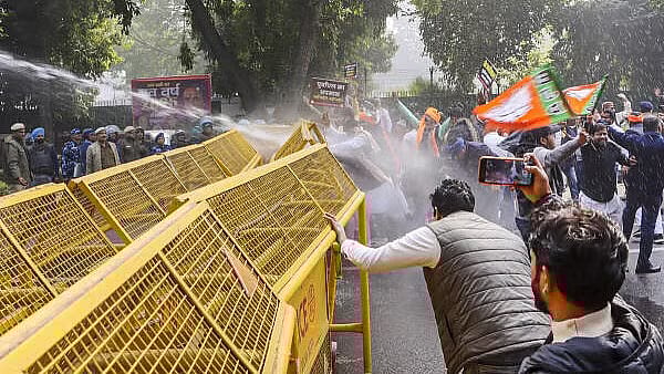 ದೆಹಲಿ | ಕೇಜ್ರಿವಾಲ್ ನಿವಾಸದ ಎದುರು ಬಿಜೆಪಿ ಪ್ರತಿಭಟನೆ: ಜಲಫಿರಂಗಿ ಪ್ರಯೋಗ