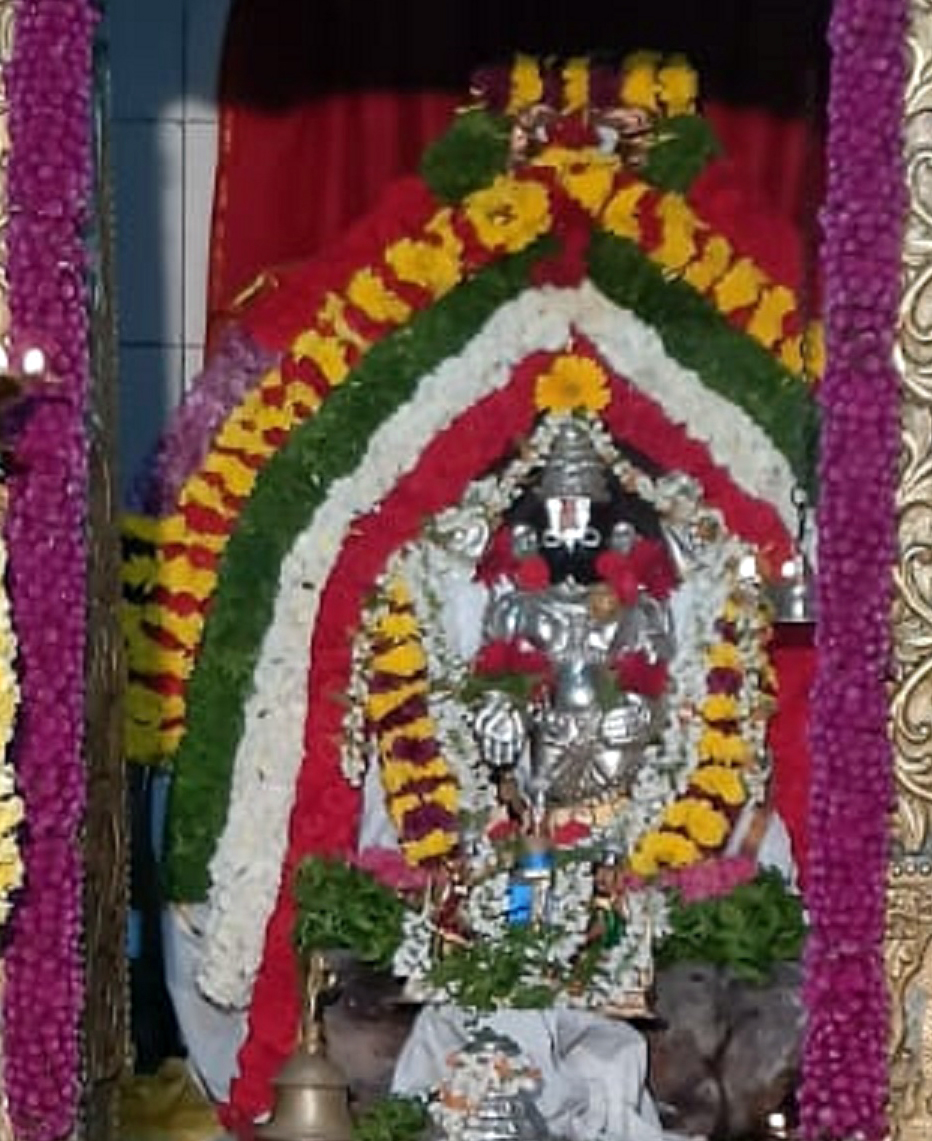 ಶ್ರೀರಂಗಪಟ್ಟಣ ತಾಲ್ಲೂಕಿನ ಬನ್ನಹಳ್ಳಿ ಗ್ರಾಮದ ತಿರುಮಲ ದೇವಾಲಯದಲ್ಲಿ ವೈಕುಂಠ ಏಕಾದಶಿ ನಿಮಿತ್ತ ತಿರಮಲ ದೇವರಿಗೆ ವಿಶೇಷ ಅಲಂಕಾರ ಮಾಡಿ ಪೂಜಿಸಲಾಯಿತು