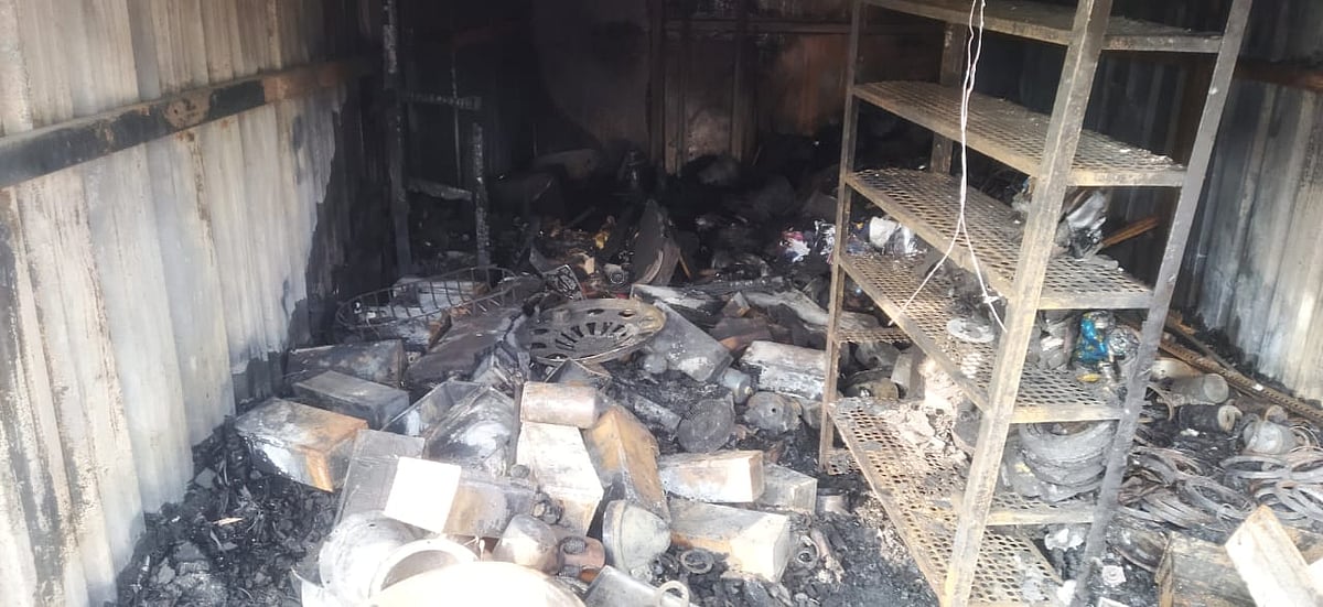 ಶಹಾಬಾದ್ | ವಿದ್ಯುತ್ ಸ್ಪರ್ಶ; ಆಟೊಮೊಬೈಲ್ ಅಂಗಡಿ ಭಸ್ಮ 