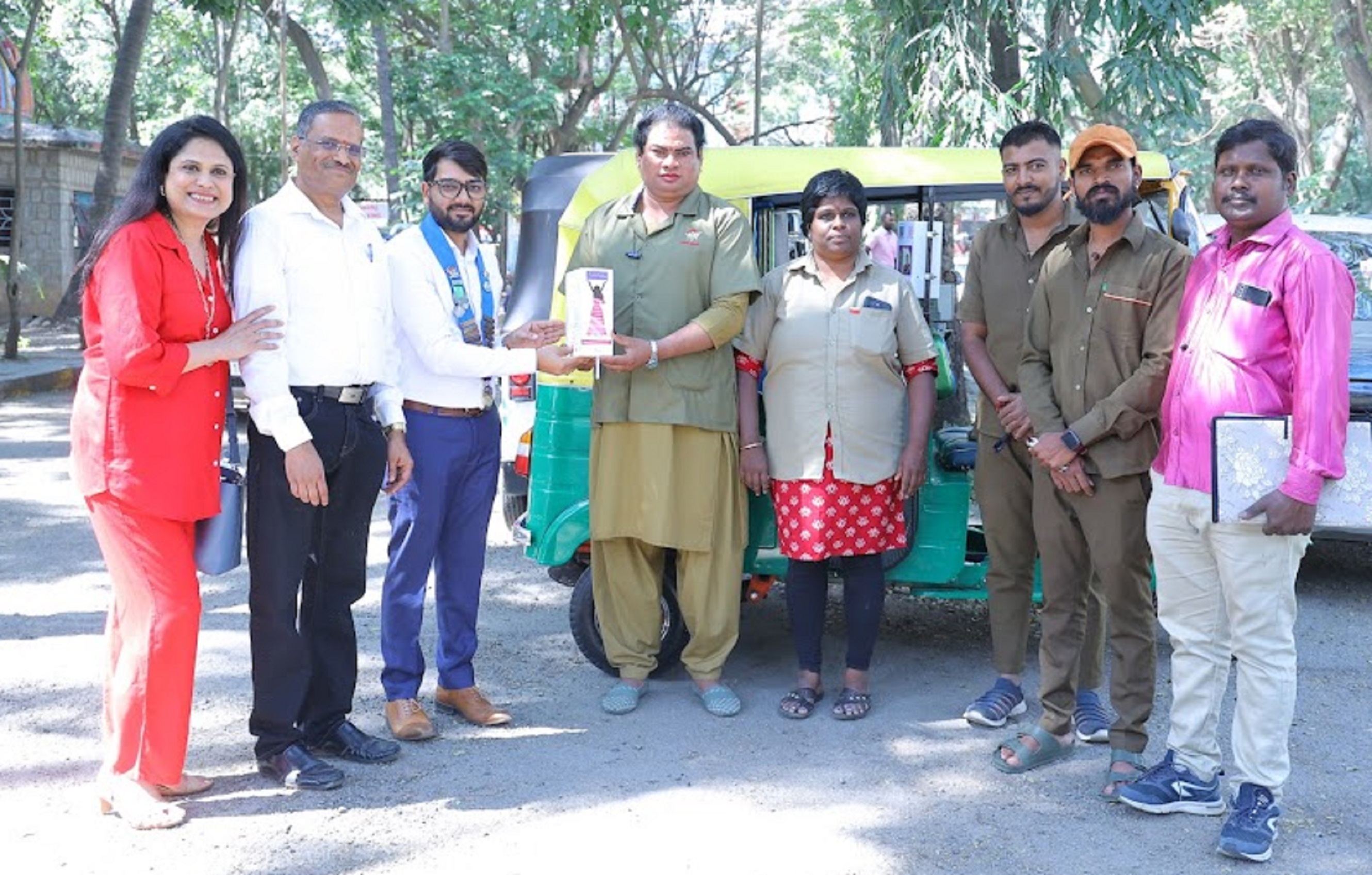 ಸ್ಯಾನಿಟರಿ ನ್ಯಾಪ್‌ಕಿನ್ ಪ್ಯಾಡ್‌ ಬಾಕ್ಸ್‌ಗಳನ್ನು ಆಟೊ ಚಾಲಕರಿಗೆ ವಿತರಣೆ ಮಾಡಲಾಯಿತು