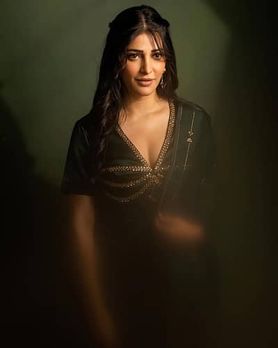 ‘ಲಕ್‌‘ ಹಿಂದಿ ಸಿನಿಮಾ ಮೂಲಕ ಚಿತ್ರರಂಗ ಪ್ರವೇಶಿಸಿದ ಶ್ರುತಿ ಹಾಸನ್, ತೆಲುಗು. ತಮಿಳು ಚಿತ್ರಗಳಲ್ಲಿ ನಟಿಸಿದ್ದಾರೆ.