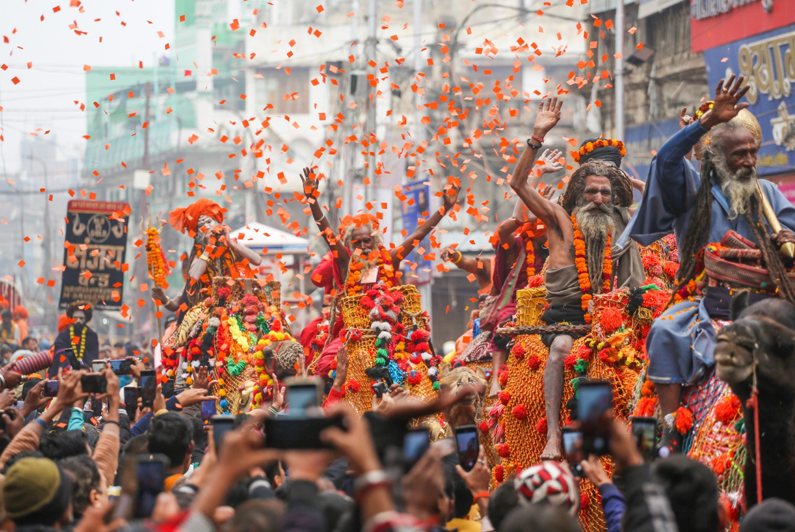 ಸಂಗಮದತ್ತ ಸಾಧುಗಳ ಮೆರವಣಿಗೆ