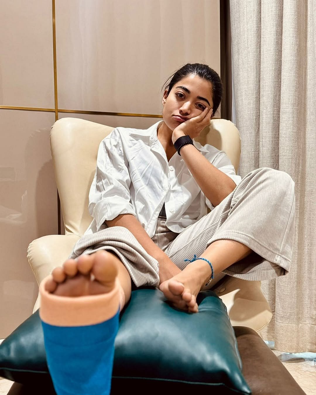 ಕಾಲಿಗೆ ಗಾಯ: ಚಿತ್ರೀಕರಣ ವಿಳಂಬಕ್ಕೆ ನಿರ್ದೇಶಕರ ಬಳಿ ಕ್ಷಮೆಯಾಚಿಸಿದ ರಶ್ಮಿಕಾ