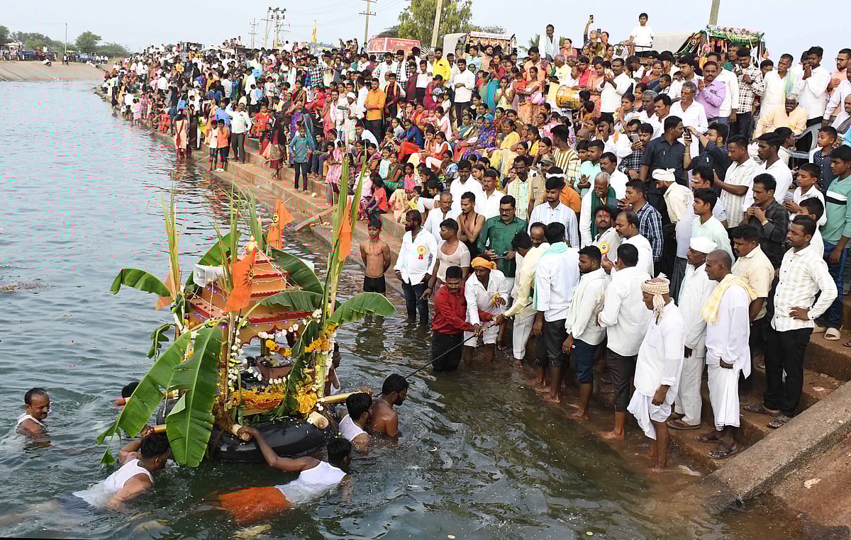 ನವಲಗುಂದ: ಶಿರೂರು ಬಾಲಲೀಲ ಸಂಗಮೇಶ್ವರ ತೆಪ್ಪೋತ್ಸವ ಸಂಭ್ರಮ