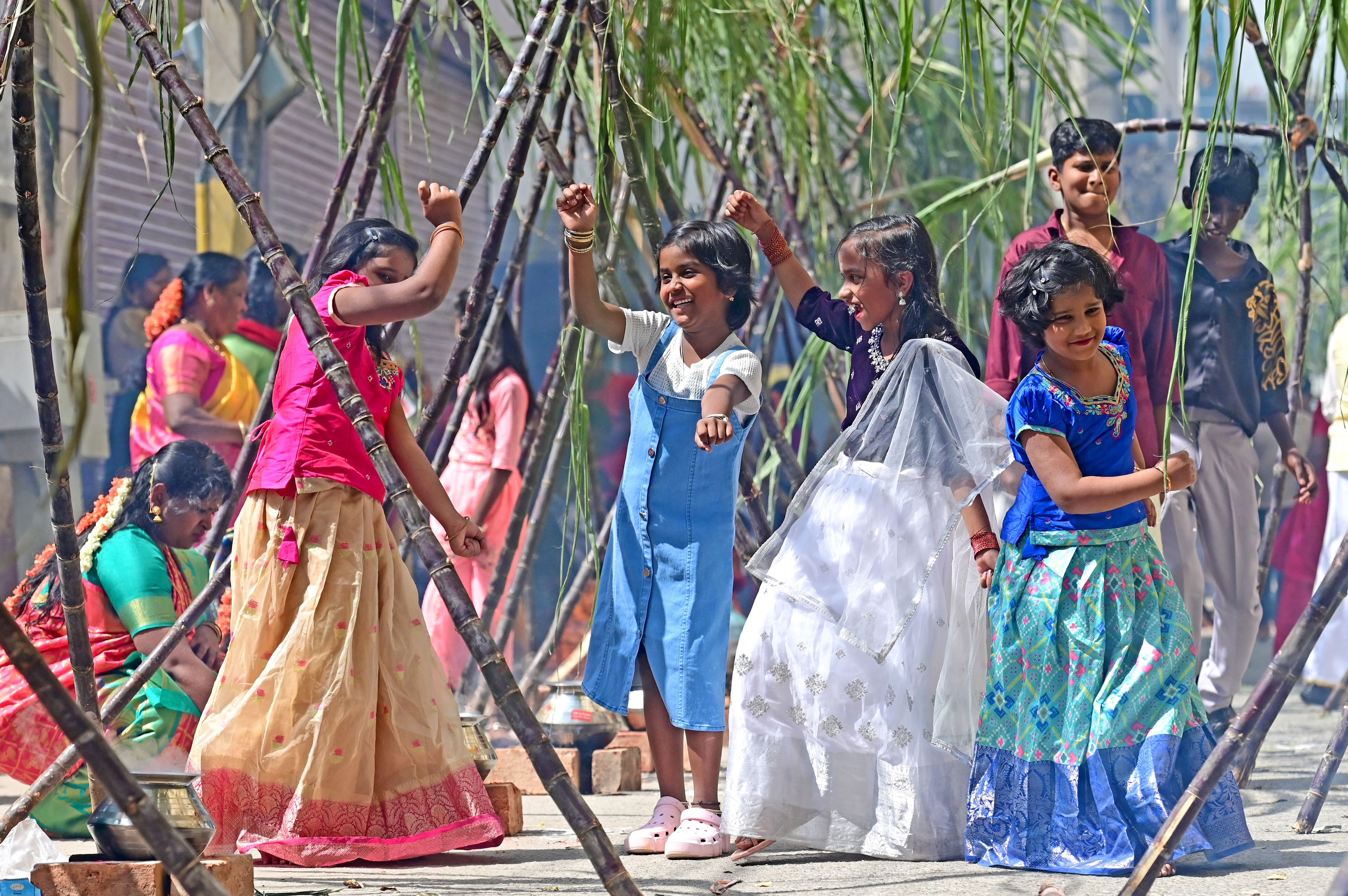ಸುಧಾಮನಗರದ ಕೆ.ಎಸ್. ಗಾರ್ಡನ್‌ನಲ್ಲಿ ಪೊಂಗಲ್ ತಯಾರಿಕೆ ವೇಳೆ ಮಕ್ಕಳು ಕುಣಿದು ಸಂಭ್ರಮಿಸಿದರು
ಪ್ರಜಾವಾಣಿ ಚಿತ್ರ; ರಂಜು ಪಿ.