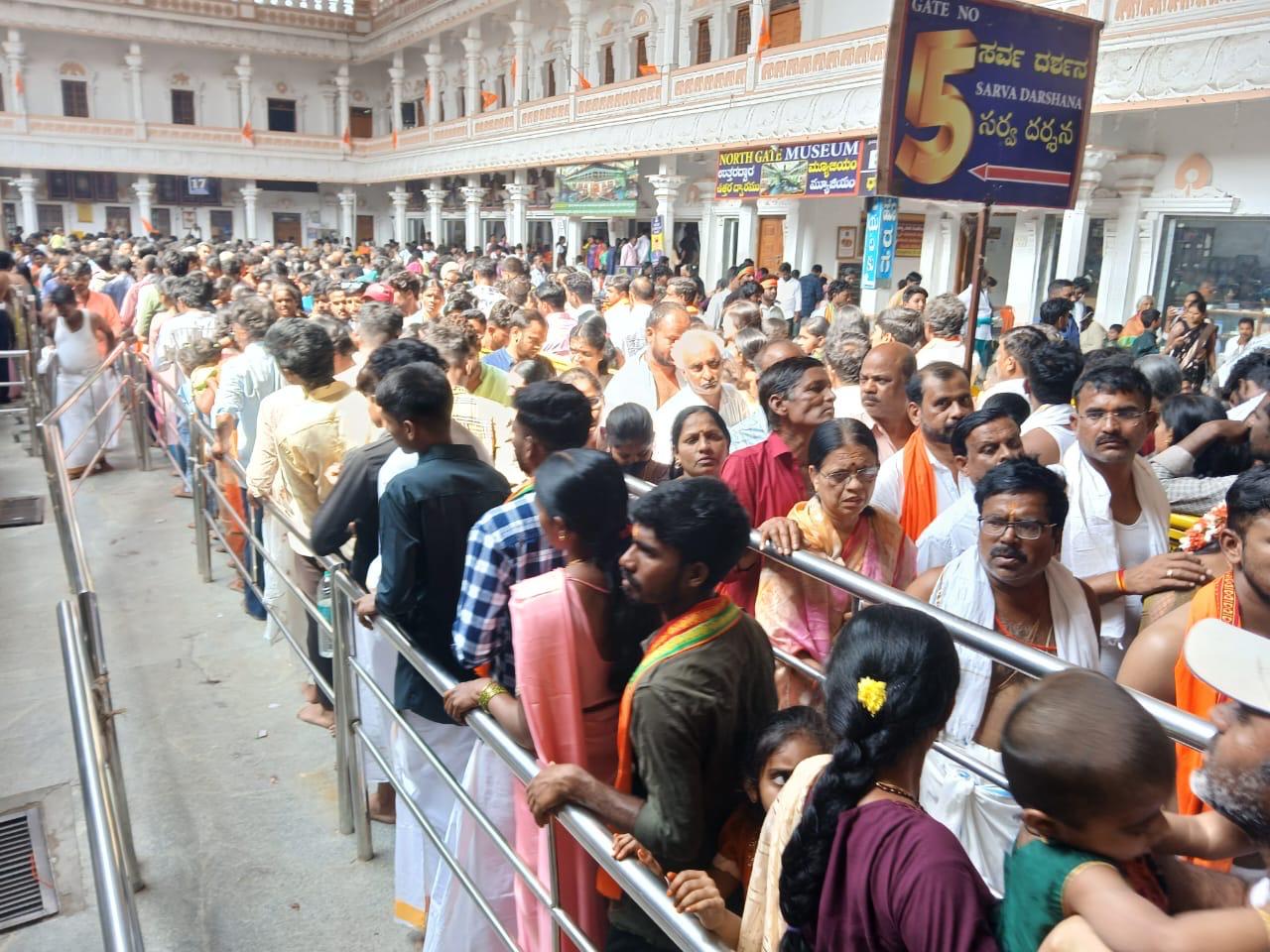 ಸಂಕ್ರಮಣದ ಪ್ರಯುಕ್ತ ಮಂತ್ರಾಲಯದ ಶ್ರೀರಾಘವೇಂದ್ರ ಸ್ವಾಮಿಗಳ ಮಠದಲ್ಲಿ ರಾಯರ ದರ್ಶನ ಪಡೆಯಲು ಸರತಿ ಸಾಲಿನಲ್ಲಿ ನಿಂತಿದ್ದರು