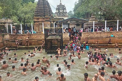 ಸಂಕ್ರಾಂತಿ ಪ್ರಯುಕ್ತ ಬಾಗಲಕೋಟೆ ಜಿಲ್ಲೆಯ ಬಾದಾಮಿ ಸಮೀಪದ ಮಹಾಕೂಟೇಶ್ವರ ಪುಷ್ಕರಣಿಯಲ್ಲಿ ಮಂಗಳವಾರ ಭಕ್ತರು ಪುಣ್ಯಸ್ನಾನ ಮಾಡಿದರು