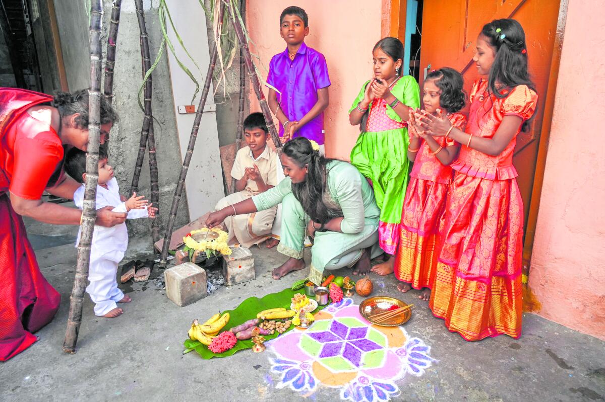 ಮಕರ ಸಂಕ್ರಾಂತಿ ಹಬ್ಬದ ಪ್ರಯುಕ್ತ ತಿಲಕ್‌ ನಗರದ ಮನೆಯೊಂದರಲ್ಲಿ ಕುಟುಂಬ ಸಮೇತ ಪೊಂಗಲ್ ತಯಾರಿಸಿ ಸಂಭ್ರಮಿಸಿದರು  