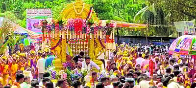 ಶಿವಮೊಗ್ಗದ ತುಮರಿ ಸಮೀಪದ ಸಿಗಂದೂರು ಚೌಡೇಶ್ವರಿ ದೇವಸ್ಥಾನದಲ್ಲಿ ಸಂಕ್ರಾಂತಿ ಅಂಗವಾಗಿ ದೇವಿಯ ಜಾತ್ರೋತ್ಸವ ನಡೆಯುತ್ತಿದೆ. ಮಂಗಳವಾರ ದೇವಿಯ ಮೂಲ ಸ್ಥಾನ ಸೀಗೆ ಕಣಿವೆಯಿಂದ ಹೊರಟ ಜ್ಯೋತಿ ಮೆರವಣಿಗೆಯಲ್ಲಿ ನೂರಾರು ಮಹಿಳೆಯರು ಭಾಗವಹಿಸಿದ್ದರು.
