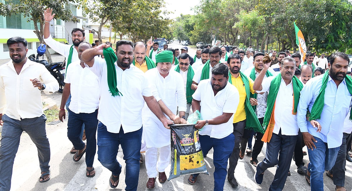 ಹಸುಗಳ ಕೆಚ್ಚಲು ಕೊಯ್ದ ಪ್ರಕರಣ: ಸಚಿವರ ಮನೆಗೆ ಸಗಣಿ ಎರಚಲು ಬಿಜೆಪಿ ಯತ್ನ