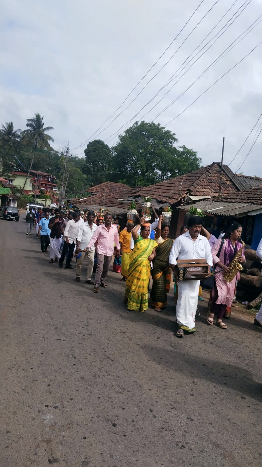 ಮಕರ ಸಂಕ್ರಾಂತಿ(ಪೊಂಗಲ್) ಹಬ್ಬದ ಅಂಗವಾಗಿ ಸುಂಟಿಕೊಪ್ಪದ ಪೊಂಗಲ್ ಸಮಿತಿಯಿಂದ ಮೆರವಣಿಗೆ ನಡೆಯಿತು