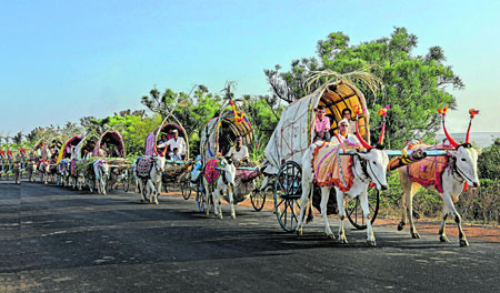 ಸಾಲು ಬಂಡಿಯಲ್ಲಿ ಜಾತ್ರೆಯತ್ತ ಪಯಣ