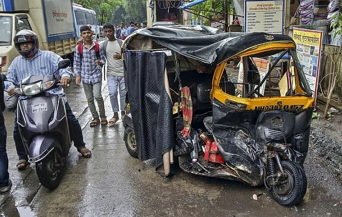 ಮಹಾರಾಷ್ಟ್ರ | ವಾಹನಗಳಿಗೆ ಆಟೊ ಡಿಕ್ಕಿ: ಮೂವರು ಸ್ಥಳದಲ್ಲೇ ಸಾವು, 15 ಮಂದಿಗೆ ಗಾಯ