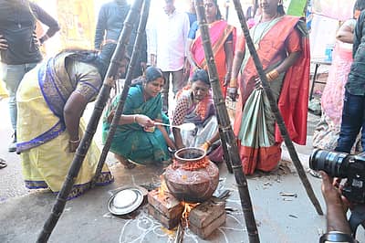 ಪೊಂಗಲ್ ತಯಾರಿಸಲು ಒಲೆ ಹಚ್ಚುತ್ತಿರುವ ಮಹಿಳೆಯರು: ಚಿತ್ರ ದಿನೇಶ್