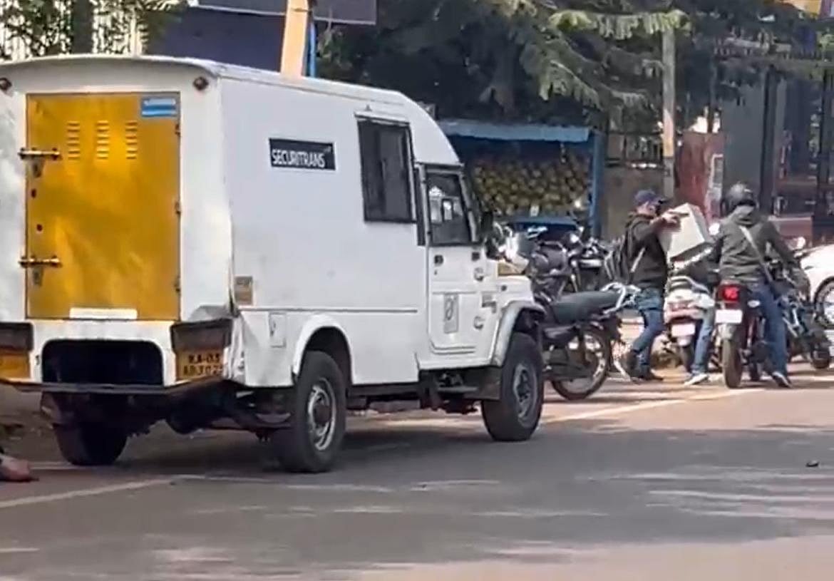 Video: ಬೀದರ್: SBI ಭದ್ರತಾ ಸಿಬ್ಬಂದಿ ಮೇಲೆ ಗುಂಡು ಹಾರಿಸಿ ₹93 ಲಕ್ಷ ದರೋಡೆ