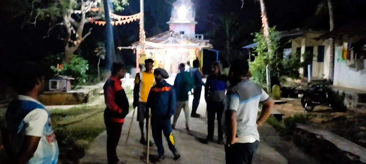 ಮುಂಡಗೋಡ: ರಾತ್ರಿ ವೇಳೆ ಊರು ಕಾಯುವ ಯುವಕರು