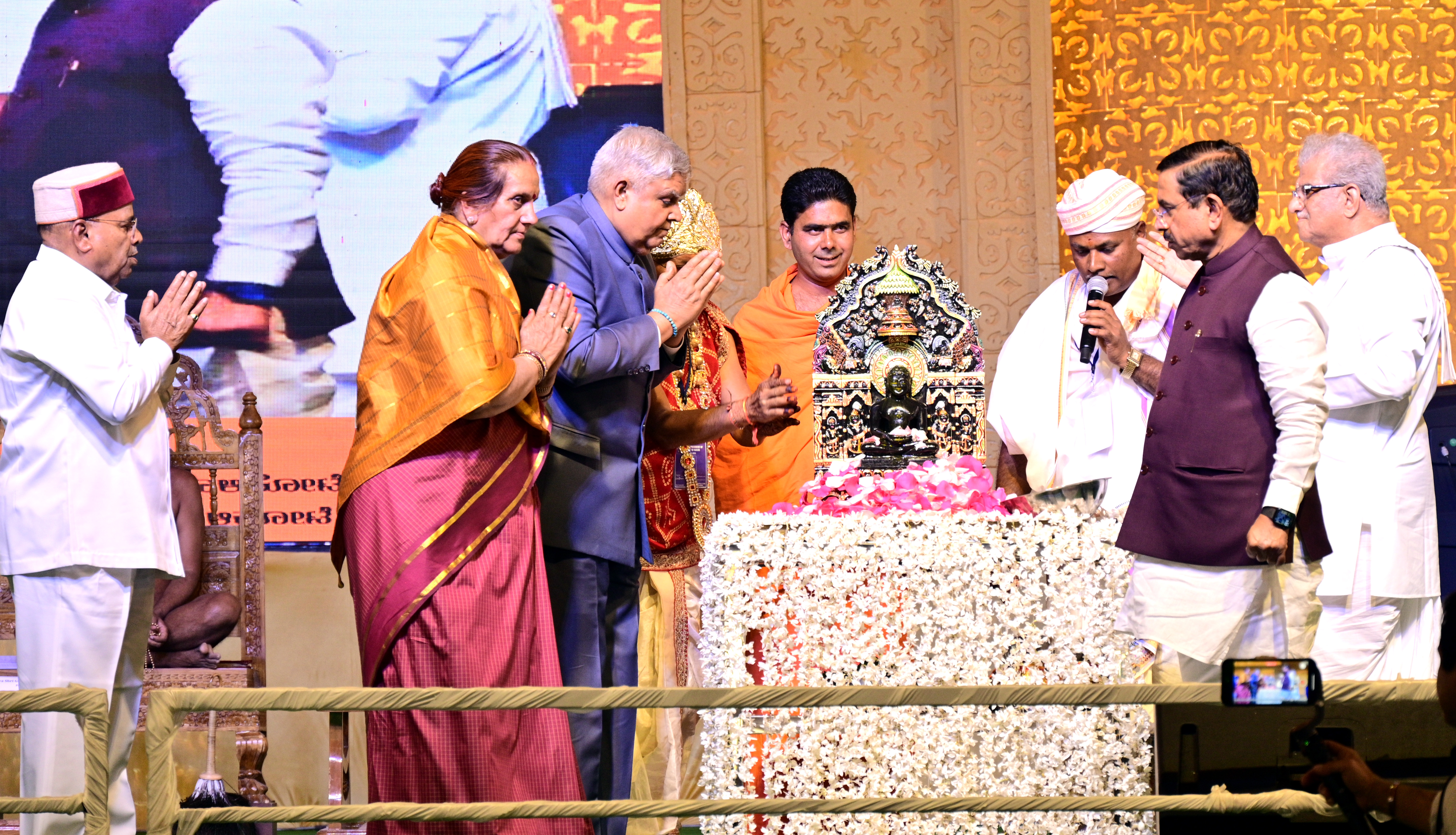 ಹುಬ್ಬಳ್ಳಿ ಸಮೀಪದ ವರೂರು ನವಗ್ರಹ ತೀರ್ಥಕ್ಷೇತ್ರದಲ್ಲಿ ಸುಮೇರು ಪರ್ವತ ಜಿನ ಬಿಂಬಗಳ ಪಂಚ ಕಲ್ಯಾಣಕ ಪ್ರತಿಷ್ಠಾ ಮಹಾಮಹೋತ್ಸವದಲ್ಲಿ ಗುರುವಾರ ನಡೆದ ತೀರ್ಥಂಕರ ಸಾಂಕೇತಿಕ ಮಹಾಮಸ್ತಕಾಭಿಷೇಕ ಕಾರ್ಯಕ್ರಮದಲ್ಲಿ ಉಪರಾಷ್ಟ್ರಪತಿ ಜಗದೀಪ ಧನಕರ್ ಪತ್ನಿ ಸುದೇಶ ಧನಕರ್‌ ರಾಜ್ಯಪಾಲ ಥಾವರ್ ಚಂದ್ ಗೆಹ್ಲೋಟ್ ಧರ್ಮಸ್ಥಳದ ಧರ್ಮಾಧಿಕಾರಿ ವೀರೇಂದ್ರ ಹೆಗ್ಗಡೆ ಕೇಂದ್ರ ಸಚಿವ ಪ್ರಲ್ಹಾದ ಜೋಶಿ ಧರ್ಮಸೇನ ಭಟ್ಟಾರಕ ಸ್ವಾಮೀಜಿ ಪಾಲ್ಗೊಂಡಿದ್ದರು -ಪ್ರಜಾವಾಣಿ ಚಿತ್ರ