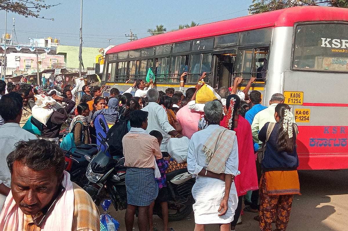 ಧರ್ಮಪುರ: ಬಸ್ ಹತ್ತಲು ಪ್ರಯಾಣಿಕರ ನೂಕುನುಗ್ಗಲು