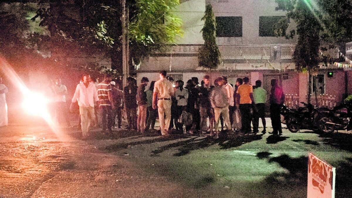 ಕಾರಟಗಿ:‌ ಹಗಲಿನಲ್ಲೂ ಬೆಳಗುವ ಬೀದಿದೀಪಗಳು
